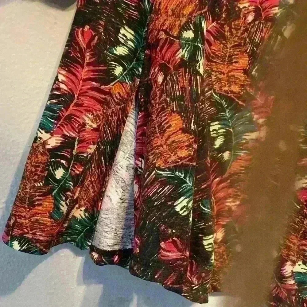 💚 3/$15 LuLaRoe Feather Print Perfect T Size XXS Has Side Slits - Picture 8 of 8